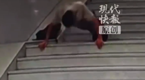 泸深A融通 小偷做俯卧撑热身刚得手就被抓 一举一动早已被牢牢盯住